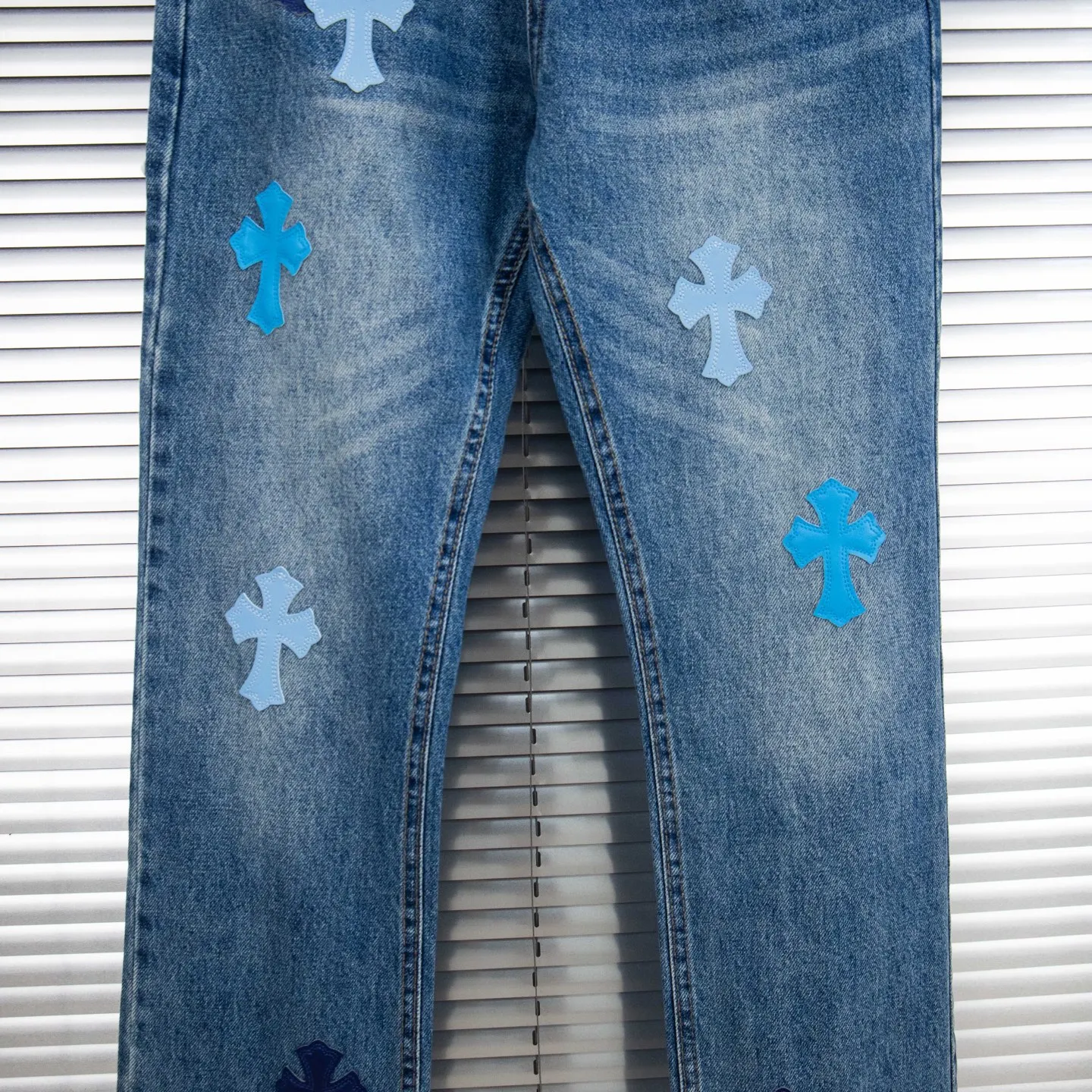 P260 Chrome Hearts micro-flared light blue multi-leather hot jeans. CH jeans need to be washed after the finished product, then disassembled and hand-stitched with sheepskin cross leather and then spliced ​​to complete. The whole piece has too many craftsmanship to explain. The patchwork cross pattern is embellished, and the high-waisted washed jeans! ! Absolutely high-end luxury products, god-level single products and super popular products, made with top heavy industry, a must-see magic weapon. Customized hardware. The fabric is thick and soft after washing. It has good breathability. Customized small leather label. Unique design. The details are simple and elegant, and the workmanship is exquisite. The entire trousers are neatly routed and the details are in place! It’s so cool that both men and women can easily control the genderless trend! Style number: 1796# Color: blue Size: 28 30 32 34 36